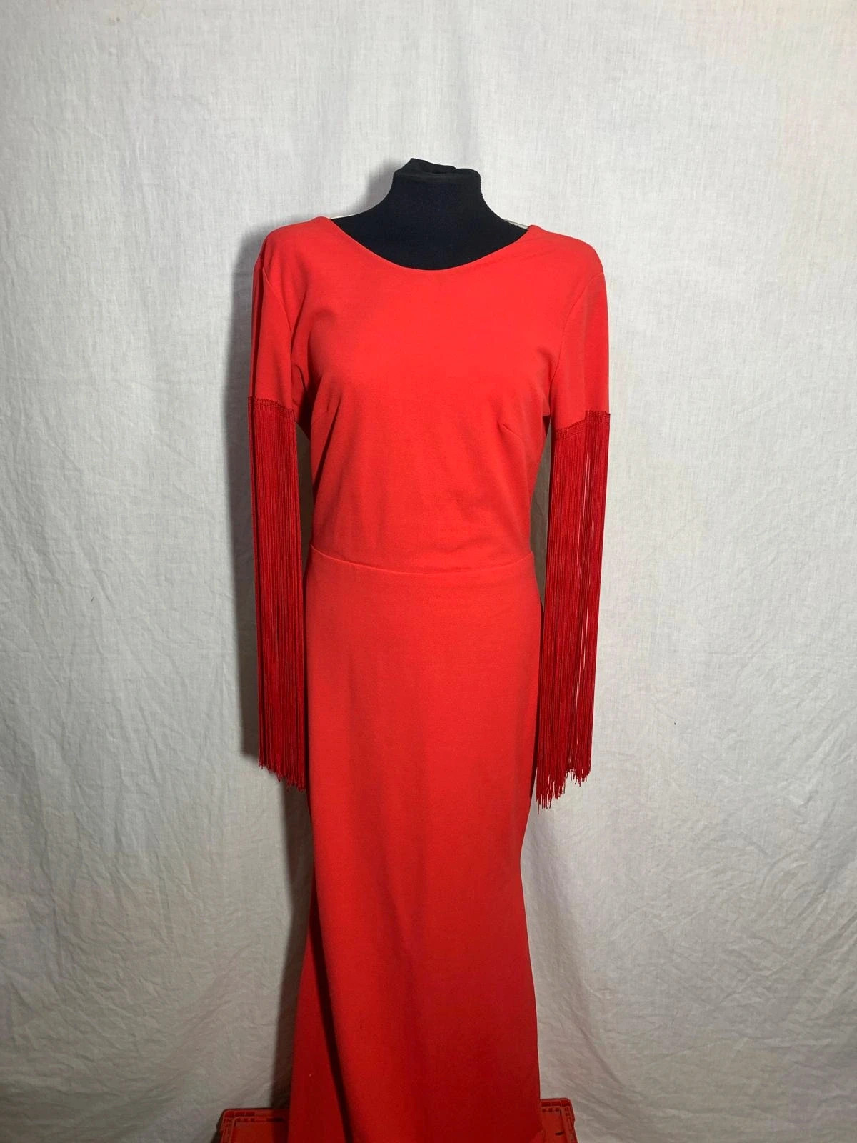 Vestido de fiesta rojo con espalda descubierta | Red dress with fringe sleeves | Marta en Brasil