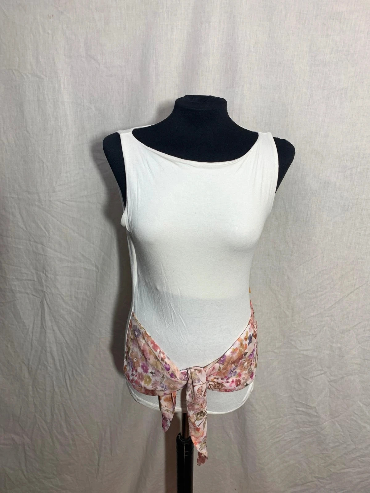 Camiseta blanca con lazada floral | White sleeveless top with floral tie | Mamatayoe – Mamatayoe – taille M / 38 / 10 2