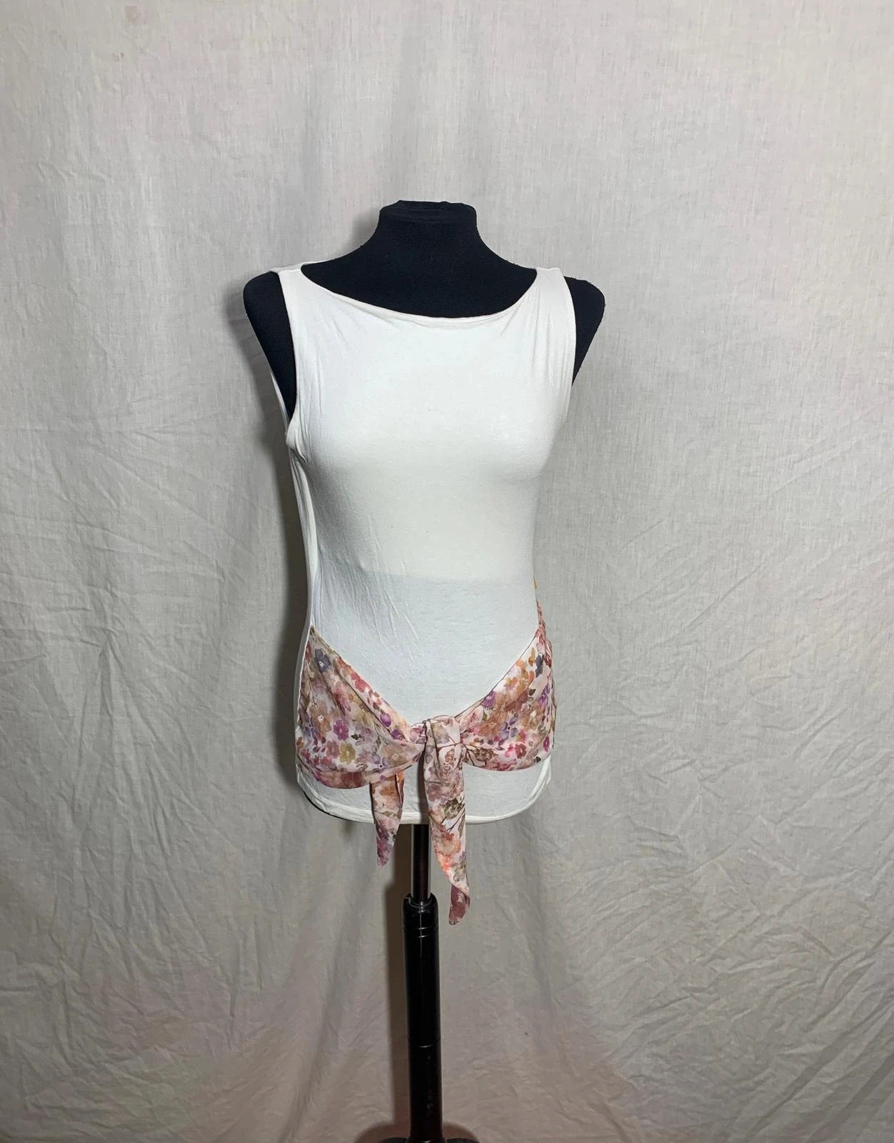 Camiseta blanca con lazada floral | White sleeveless top with floral tie | Mamatayoe