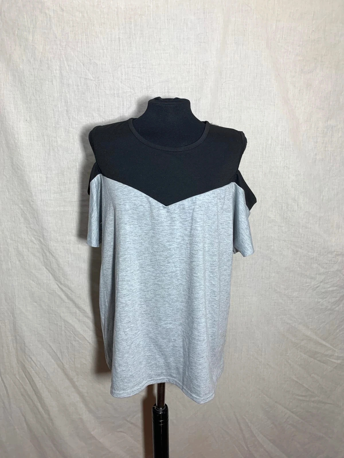 Blusa bicolor gris y negra con hombros descubiertos | Grey and black cold-shoulder bicolor blouse – Vintage Dressing – taille XXL / 44 / 16