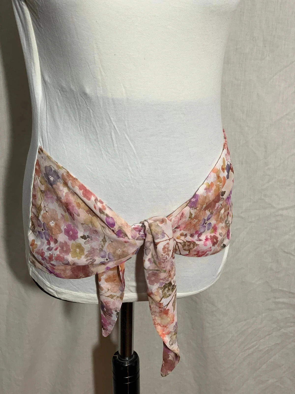 Camiseta blanca con lazada floral | White sleeveless top with floral tie | Mamatayoe – Mamatayoe – taille M / 38 / 10 4