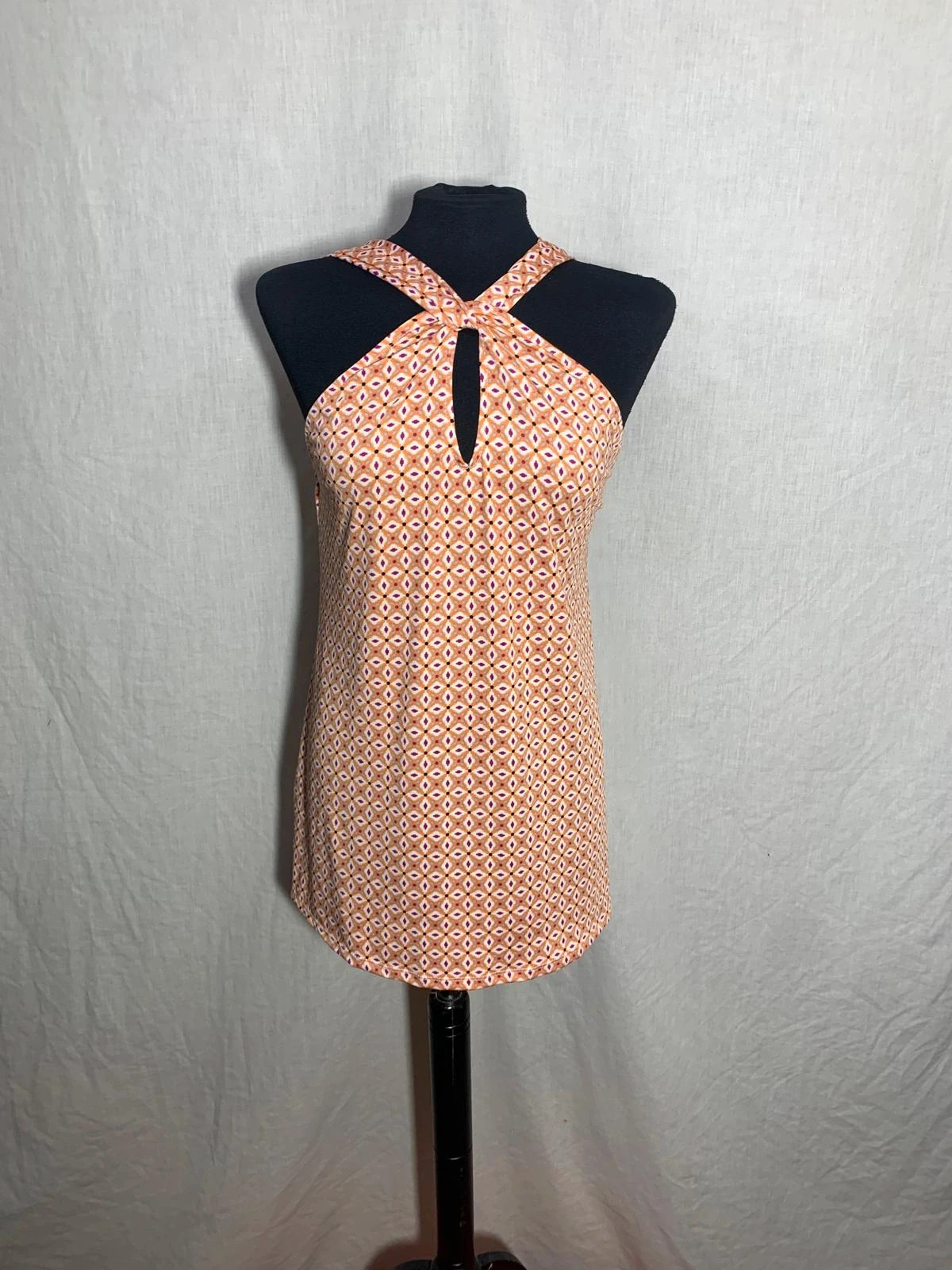 Top estampado con escote cruzado | Geometric printed halter top | Encuentro