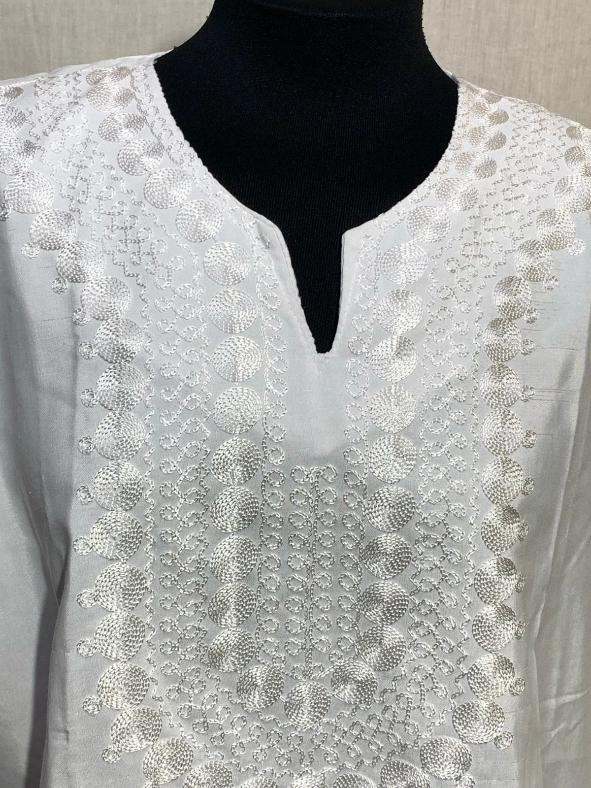 Blusa blanca con detalles bordados | White embroidered blouse – taille XXL / 44 / 16 4
