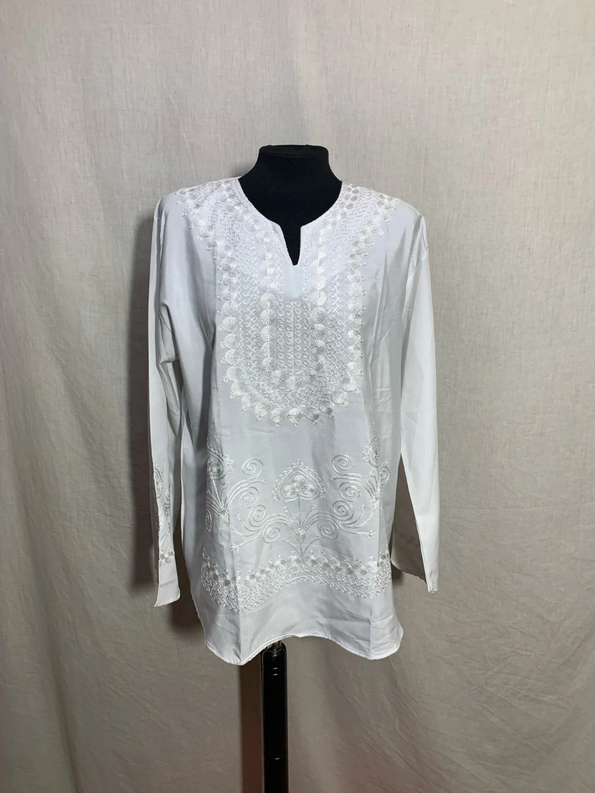Blusa blanca con detalles bordados | White embroidered blouse – taille XXL / 44 / 16