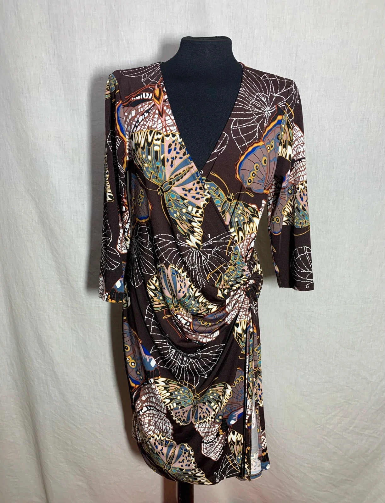 Vestido corto marrón con estampado de hojas | Brown leaf print mini dress | Encuentro