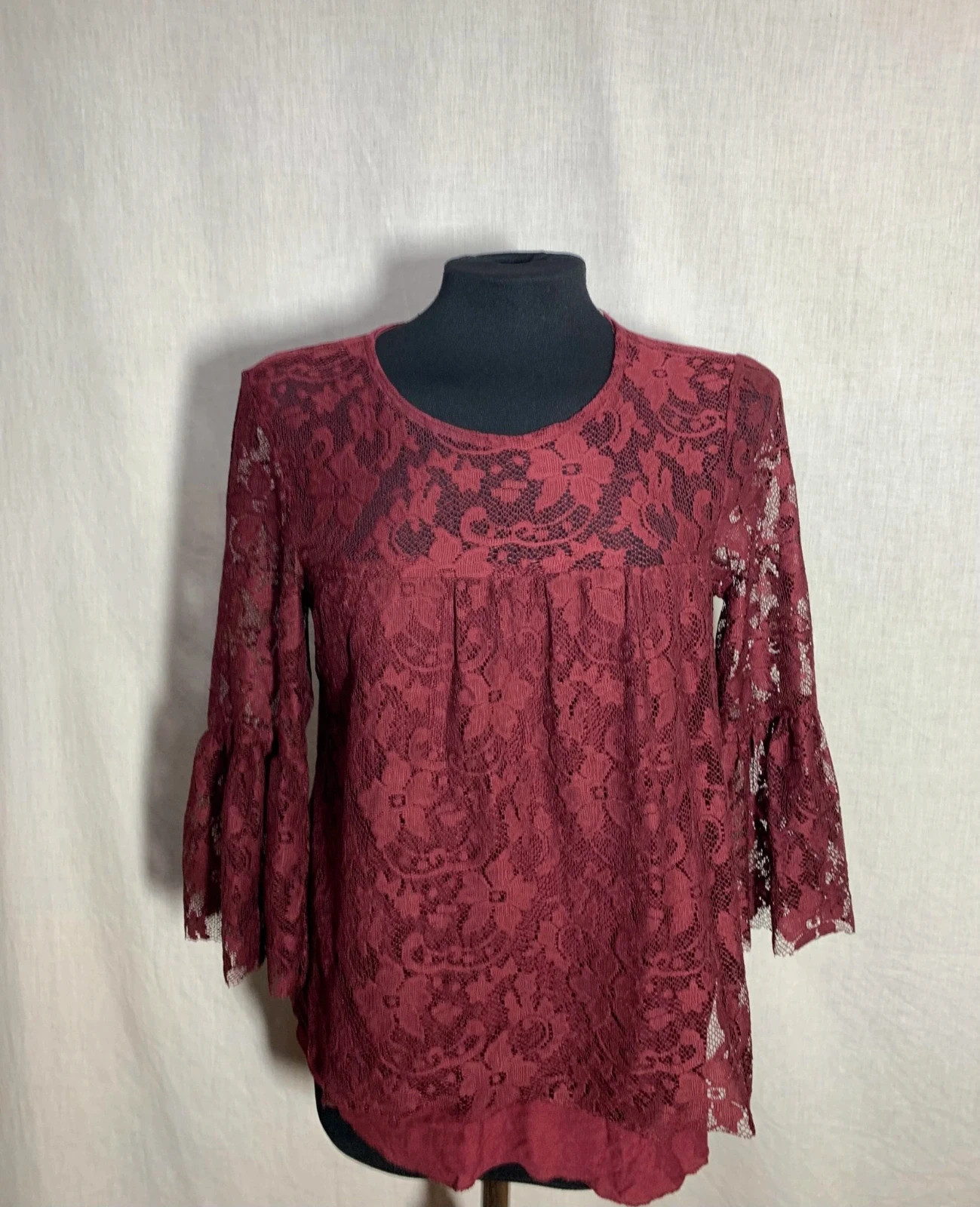 Blusa negra con bordados florales granates | Black blouse with maroon floral embroidery | Lefties – Lefties – taille S / 36 / 8 3