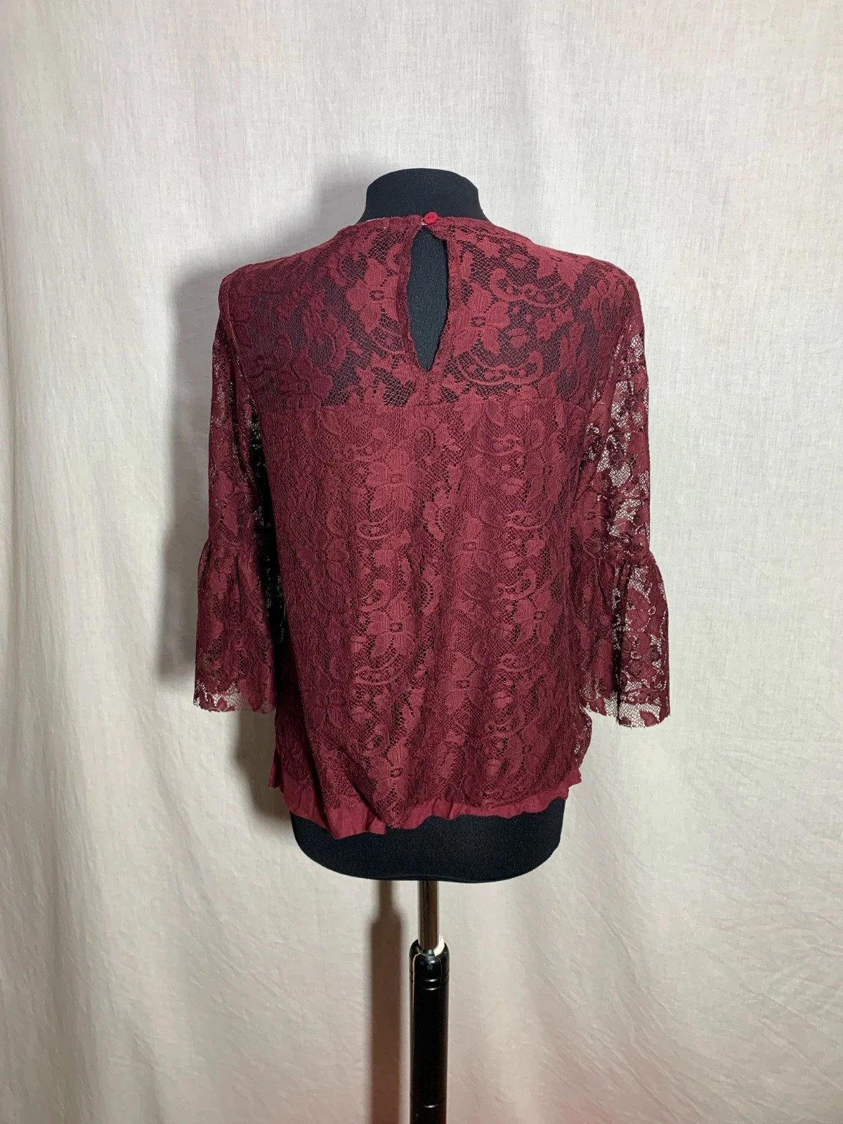 Blusa negra con bordados florales granates | Black blouse with maroon floral embroidery | Lefties – Lefties – taille S / 36 / 8 2