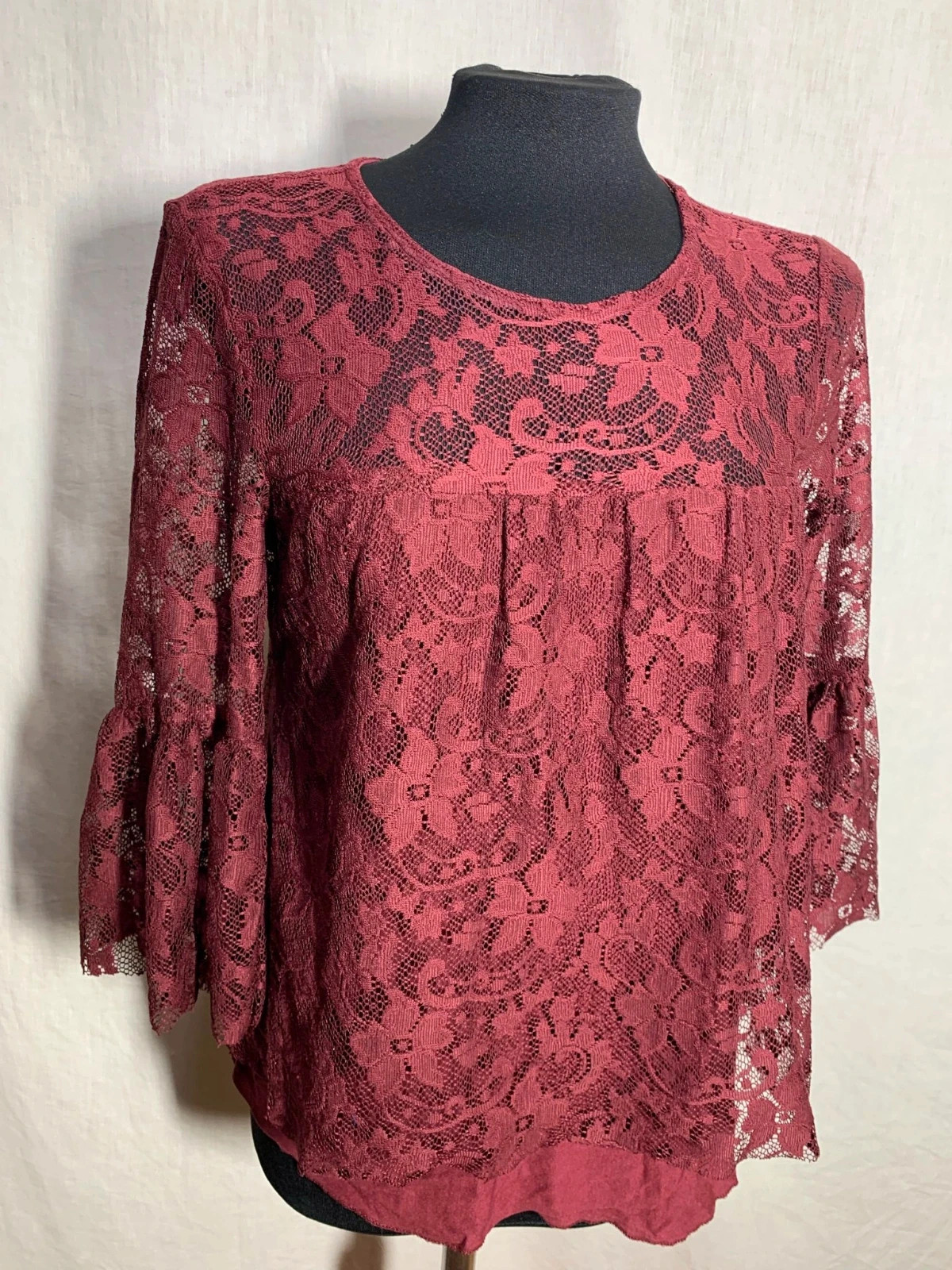 Blusa negra con bordados florales granates | Black blouse with maroon floral embroidery | Lefties – Lefties – taille S / 36 / 8 4