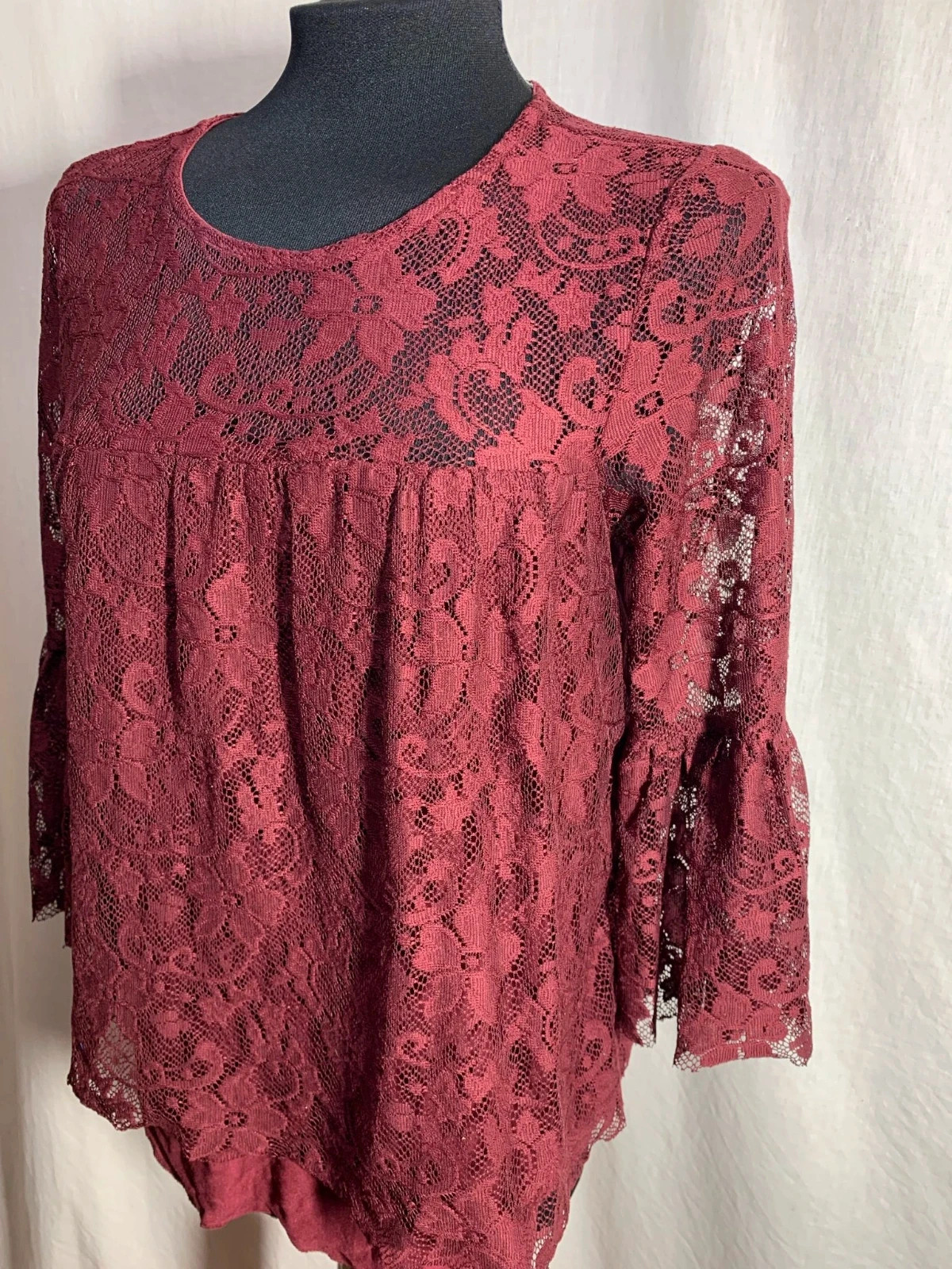 Blusa negra con bordados florales granates | Black blouse with maroon floral embroidery | Lefties – Lefties – taille S / 36 / 8 5
