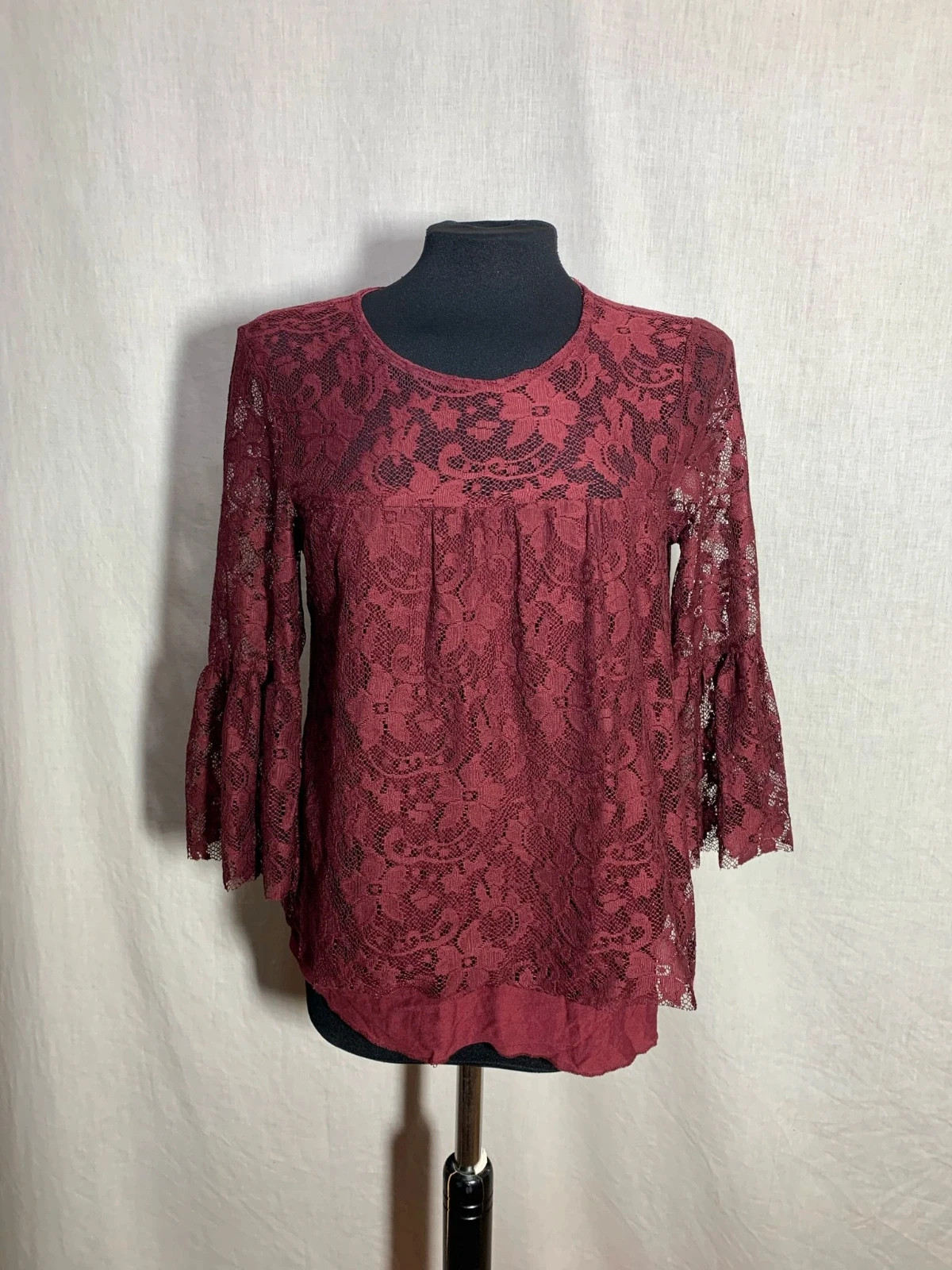Blusa negra con bordados florales granates | Black blouse with maroon floral embroidery | Lefties