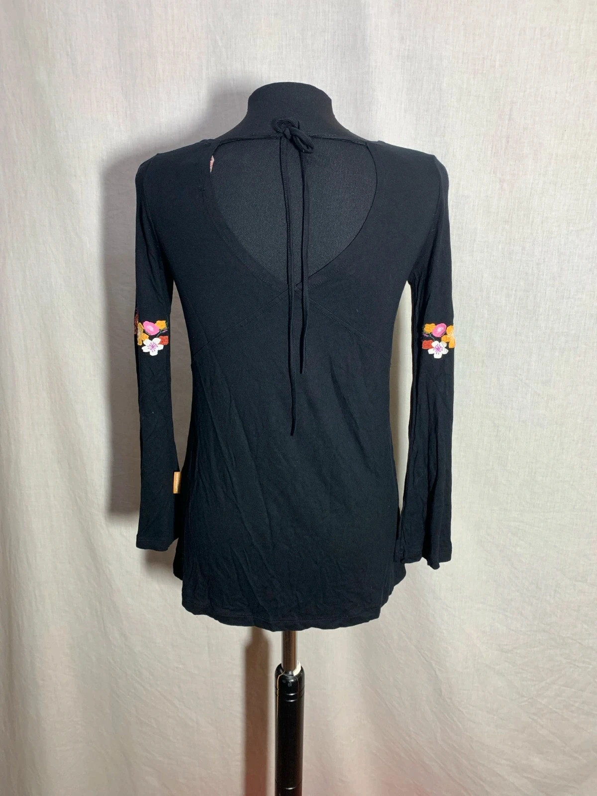 Camiseta negra con detalles bordados | Black embroidered t-shirt | Mamatayoe – Mamatayoe – taille M / 38 / 10 2