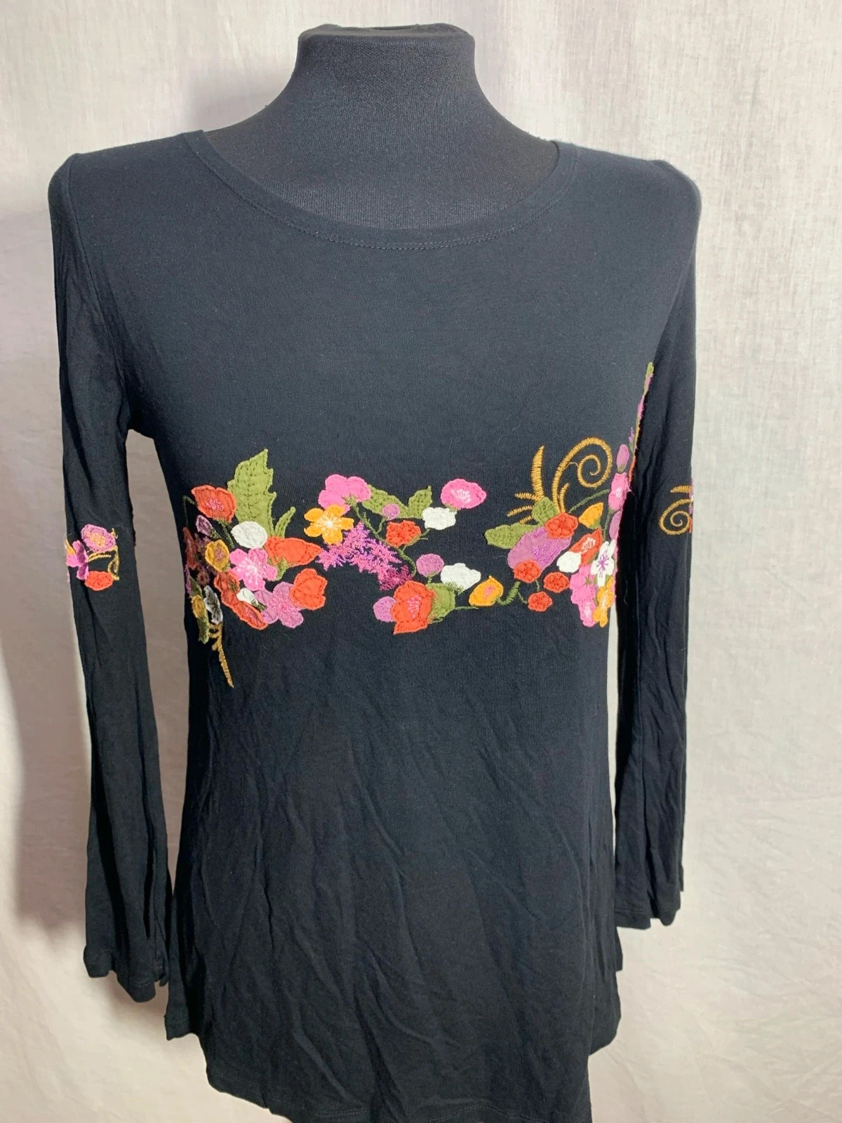 Camiseta negra con detalles bordados | Black embroidered t-shirt | Mamatayoe – Mamatayoe – taille M / 38 / 10 3