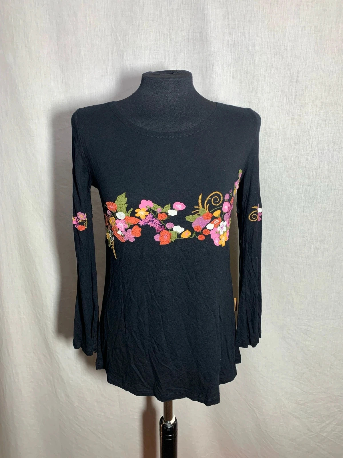 Camiseta negra con detalles bordados | Black embroidered t-shirt | Mamatayoe