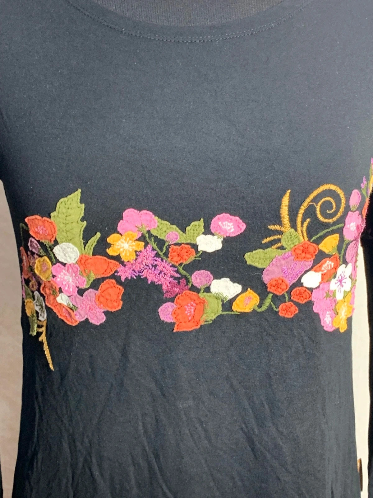 Camiseta negra con detalles bordados | Black embroidered t-shirt | Mamatayoe – Mamatayoe – taille M / 38 / 10 4
