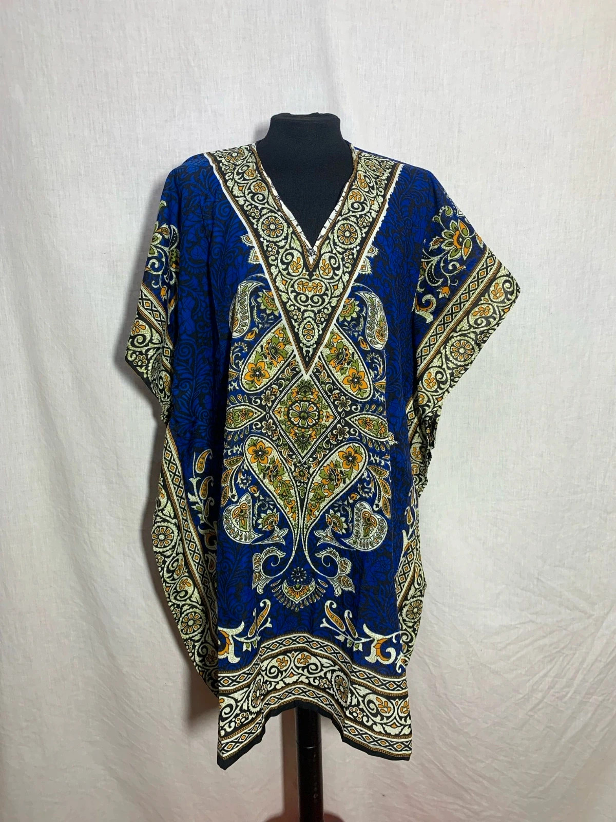 Chilaba azul con detalles dorados | Blue djellaba with gold details