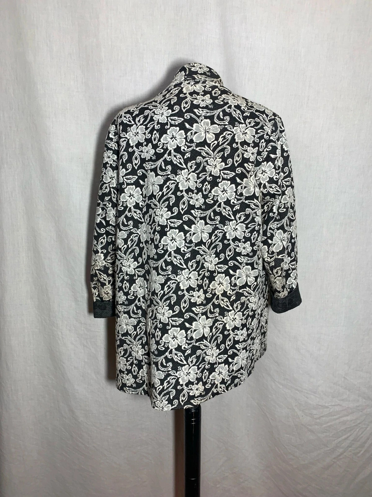 Chaqueta de Vestir Negra con Estampado Floral Blanco | Floral Print Smart Jacket – Vintage Dressing – taille Taille unique 2