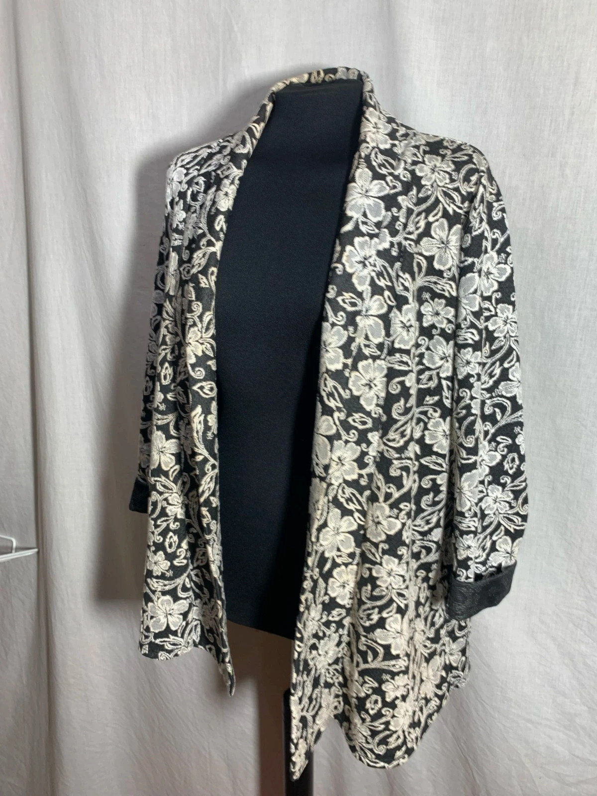 Chaqueta de Vestir Negra con Estampado Floral Blanco | Floral Print Smart Jacket – Vintage Dressing – taille Taille unique 4