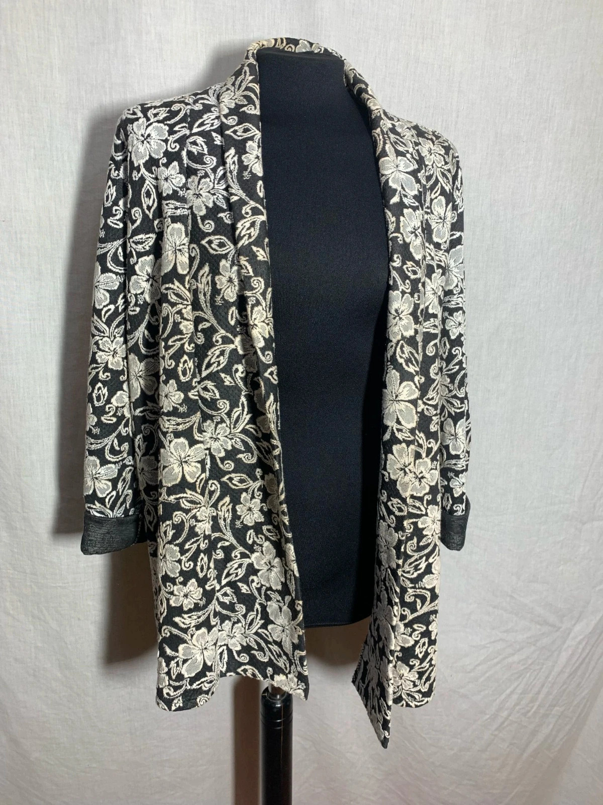 Chaqueta de Vestir Negra con Estampado Floral Blanco | Floral Print Smart Jacket – Vintage Dressing – taille Taille unique 3