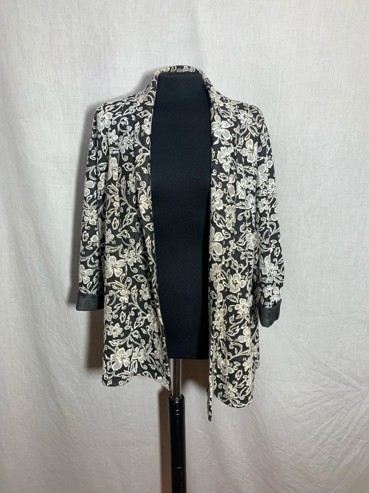 Chaqueta de Vestir Negra con Estampado Floral Blanco | Floral Print Smart Jacket – Vintage Dressing – taille Taille unique