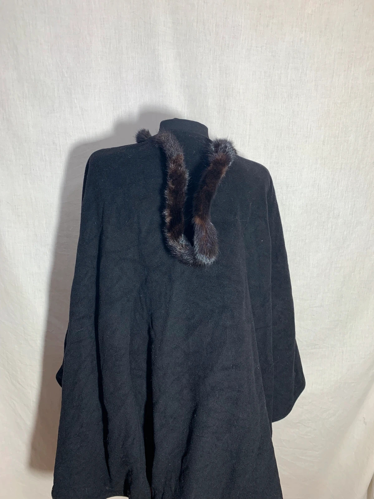 Capa negra con detalles de pelo | Black cape with fur trim | Vintage style – Vintage Dressing – taille Taille unique 3