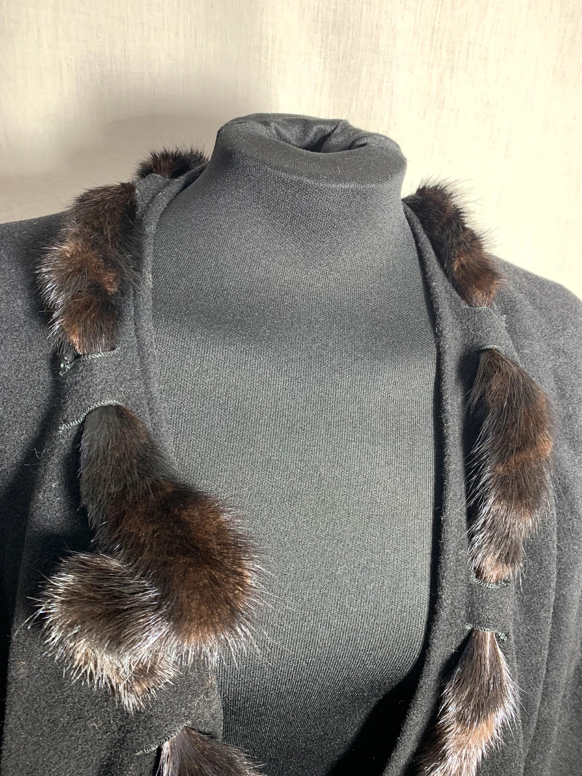 Capa negra con detalles de pelo | Black cape with fur trim | Vintage style – Vintage Dressing – taille Taille unique 4