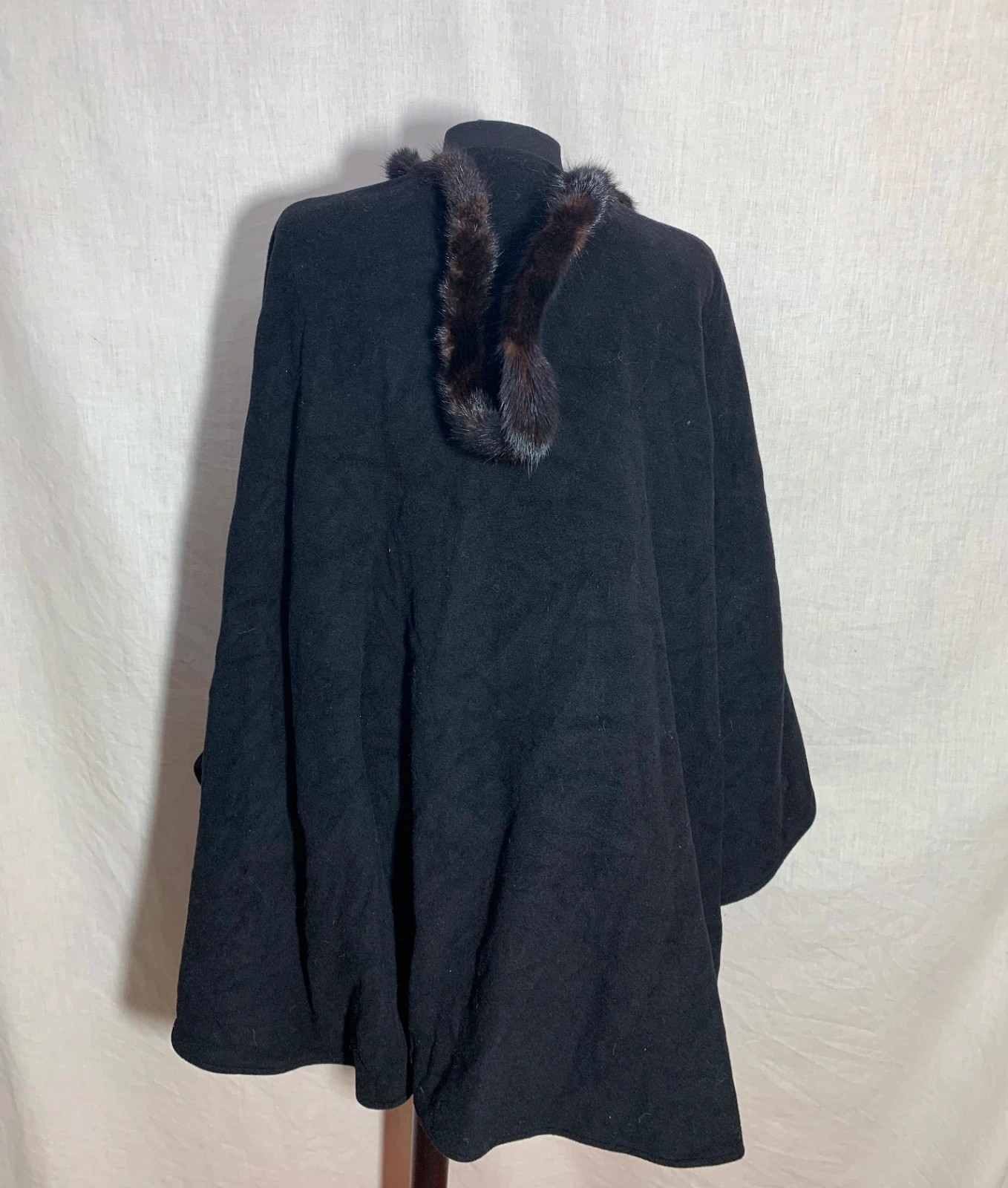 Capa negra con detalles de pelo | Black cape with fur trim | Vintage style – Vintage Dressing – taille Taille unique 2