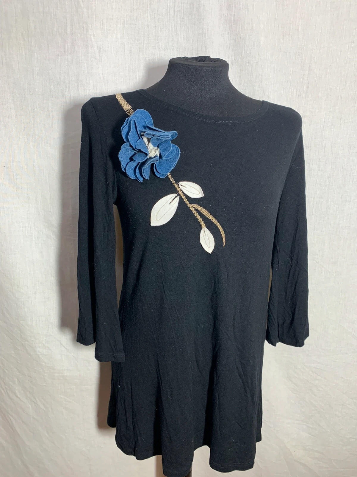 Blusa Negra con Flor Azul | Black Blouse with Blue Flower | Mamatoyae – Mamatayoe – taille L / 40 / 12 3