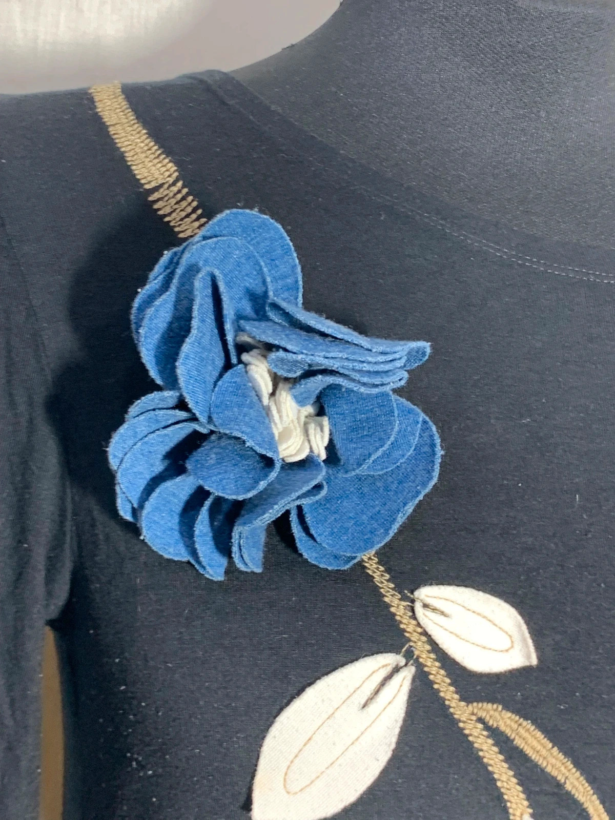 Blusa Negra con Flor Azul | Black Blouse with Blue Flower | Mamatoyae – Mamatayoe – taille L / 40 / 12 4