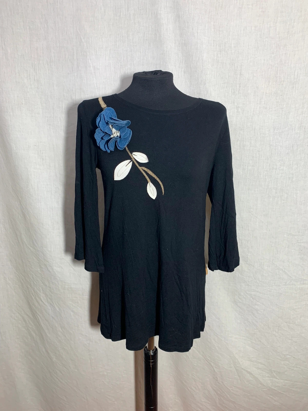 Blusa Negra con Flor Azul | Black Blouse with Blue Flower | Mamatoyae