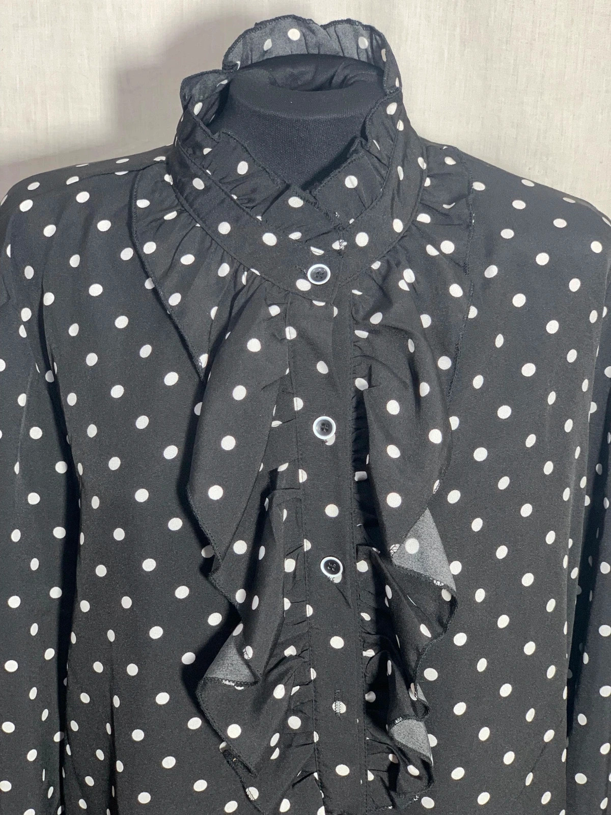 Blusa Negra de Lunares con Chorreras | Black Polka Dot Ruffle Blouse – Fashion – taille XXL / 44 / 16 5