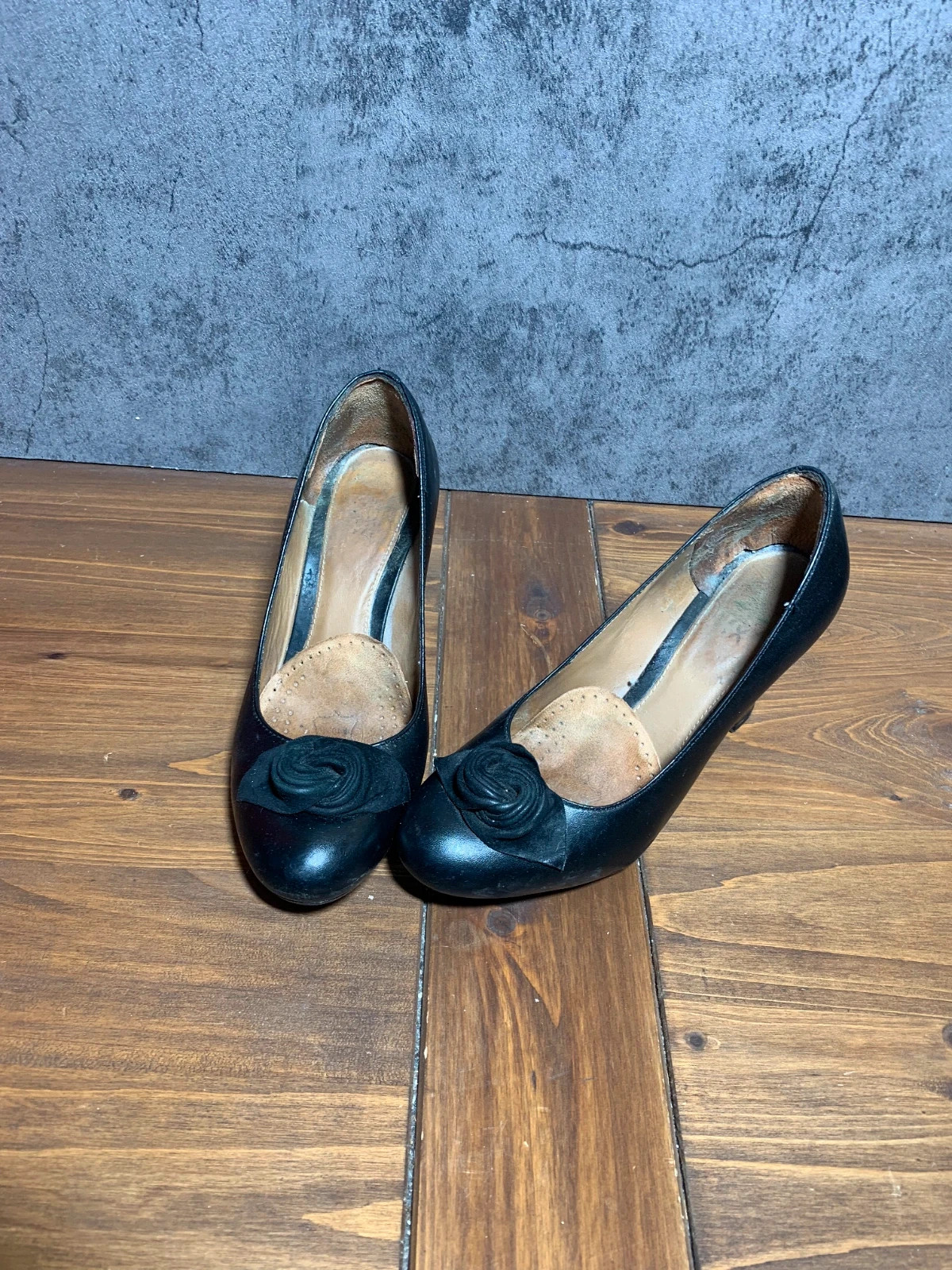 Zapato de tacón negro detalle flor | Black flower detail heels | Geox