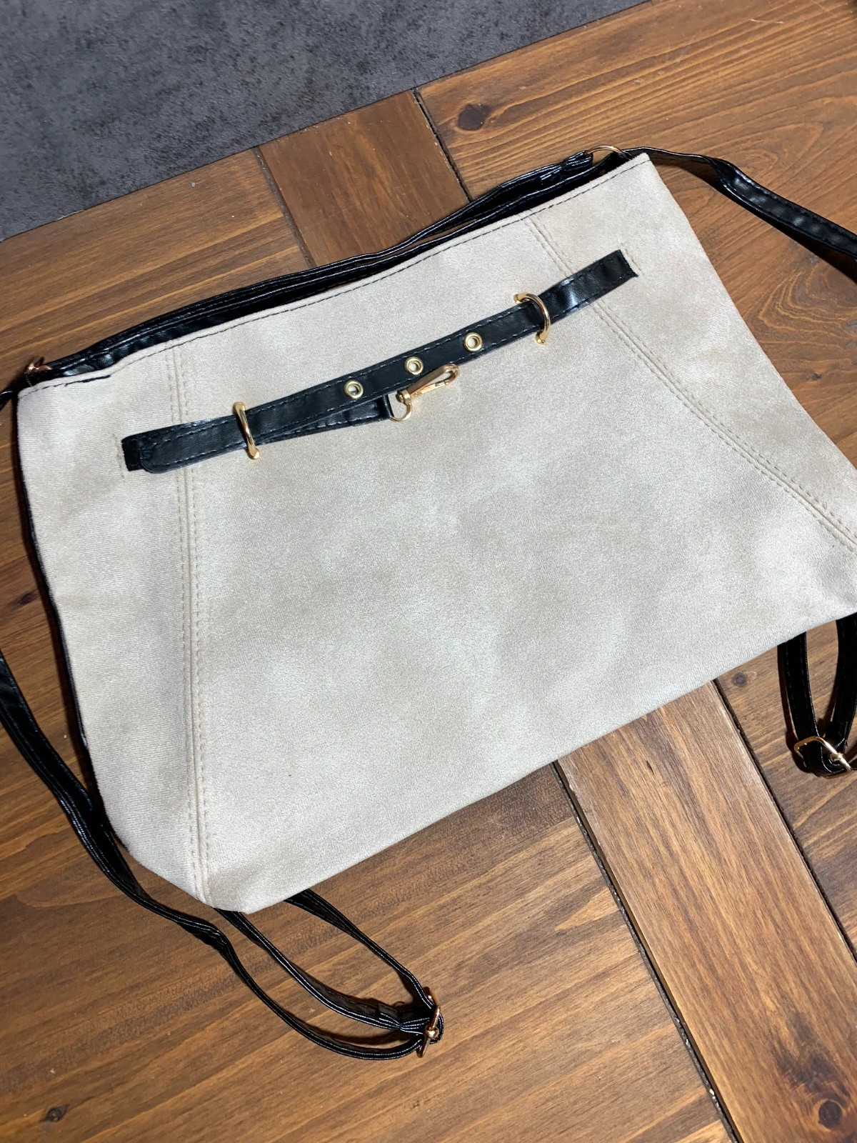 Bolso bandolera beige efecto ante | Beige faux suede crossbody bag – Fashion 4