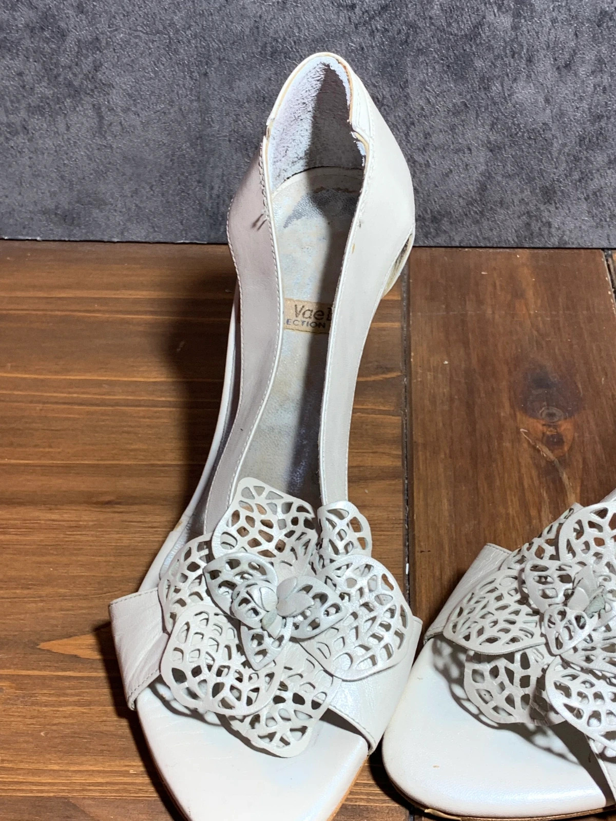 Zapatos tacón blanco flor calada | White flower heel shoes | Gino Vaello – Vintage Dressing – taille 37 2