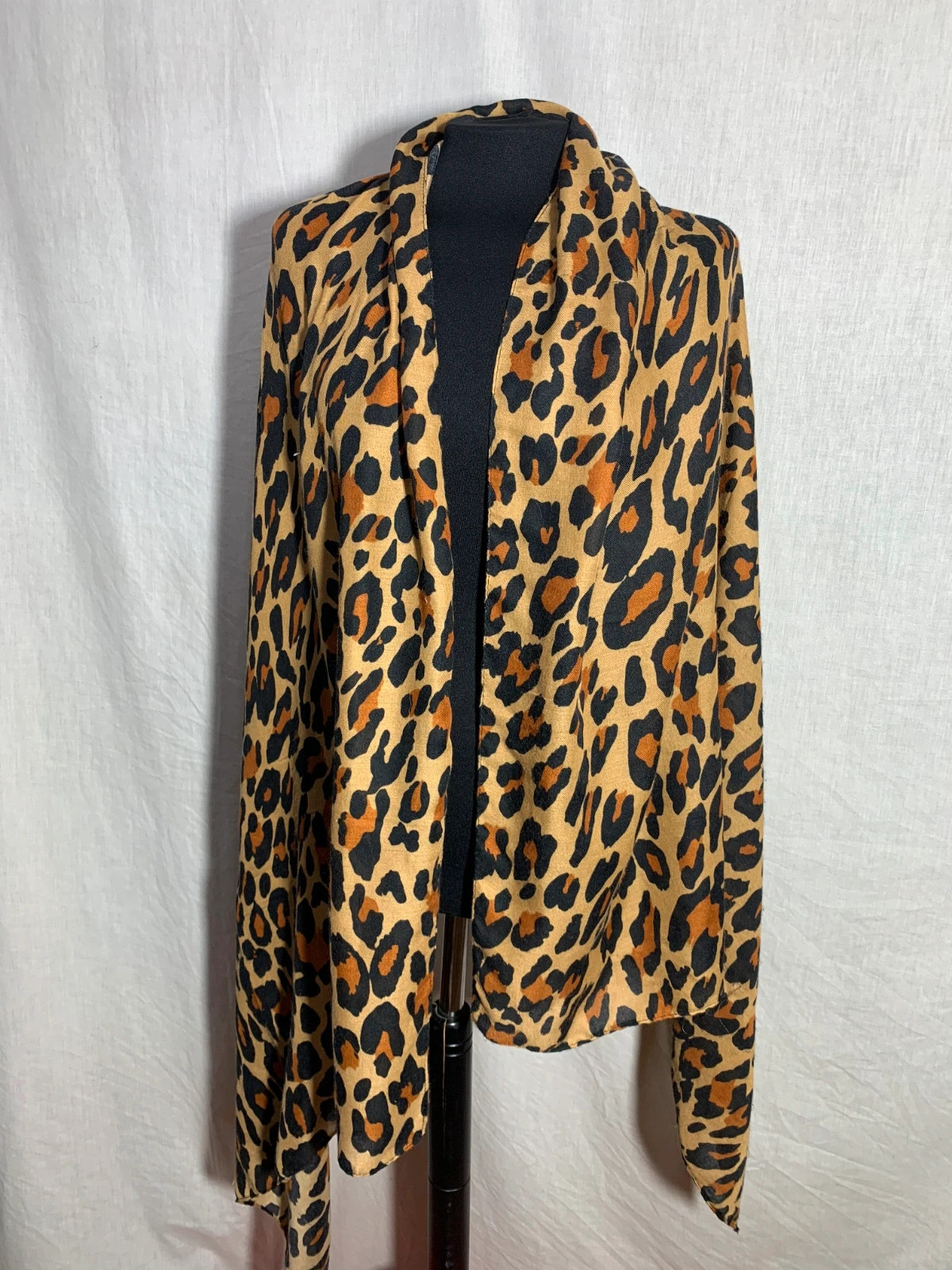 Fular o Pareo con Estampado de Leopardo | Leopard Print Scarf or Sarong 3