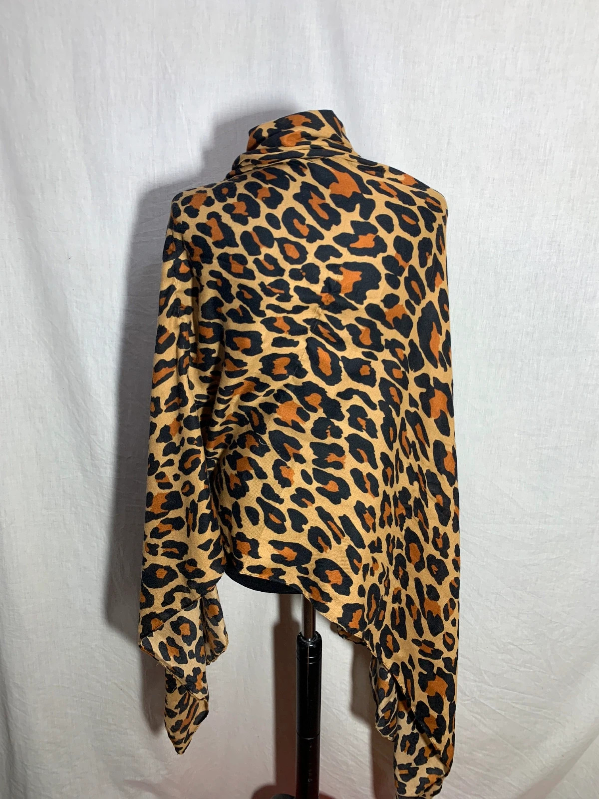 Fular o Pareo con Estampado de Leopardo | Leopard Print Scarf or Sarong 2