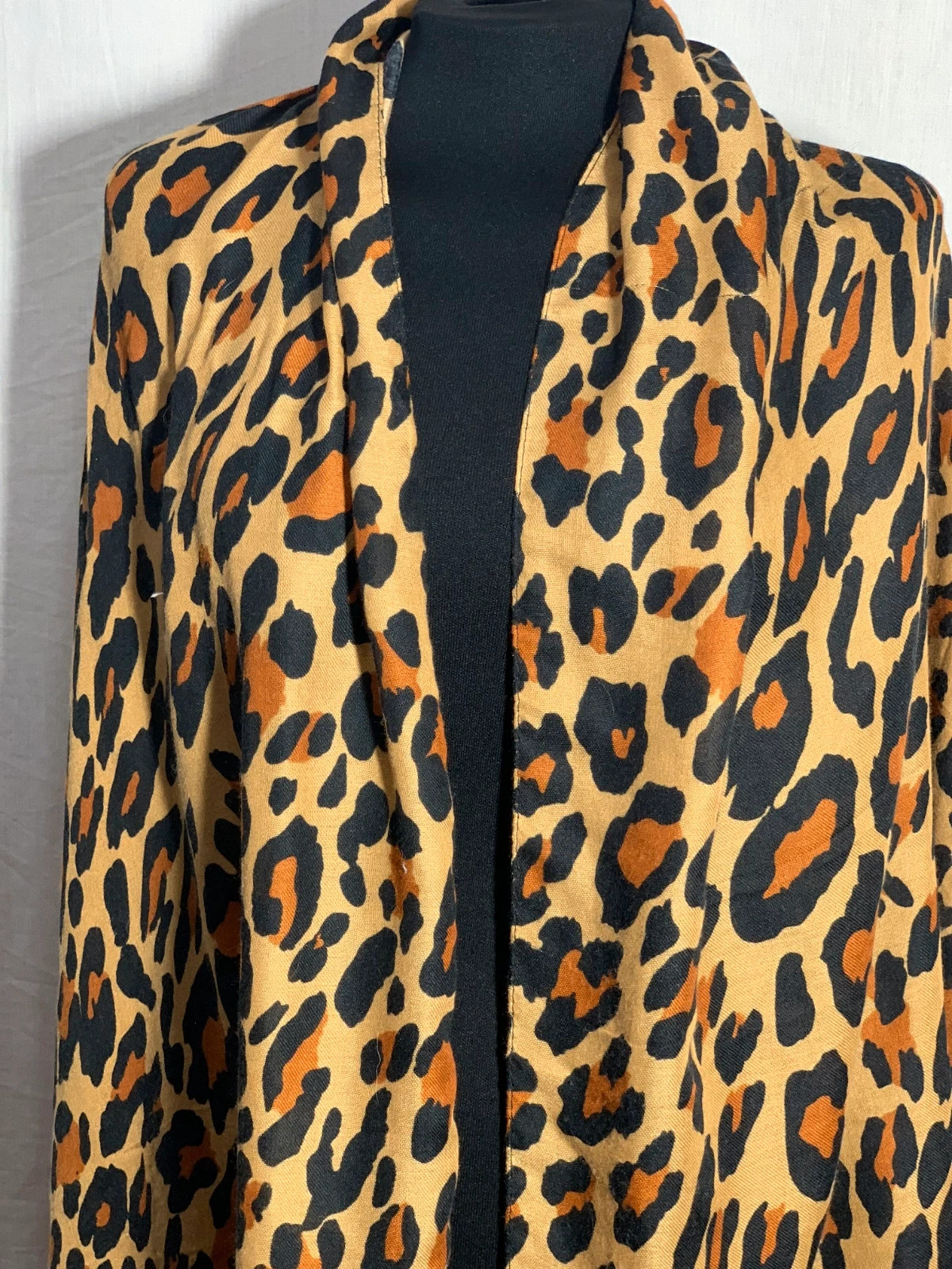 Fular o Pareo con Estampado de Leopardo | Leopard Print Scarf or Sarong 4