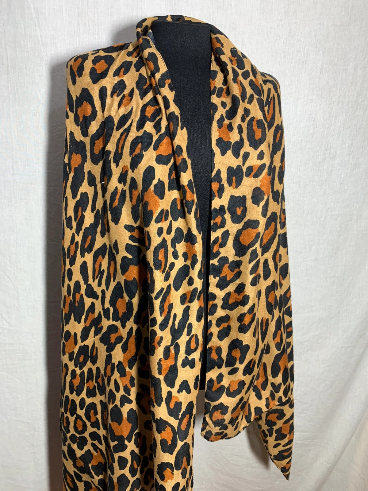 Fular o Pareo con Estampado de Leopardo | Leopard Print Scarf or Sarong 5