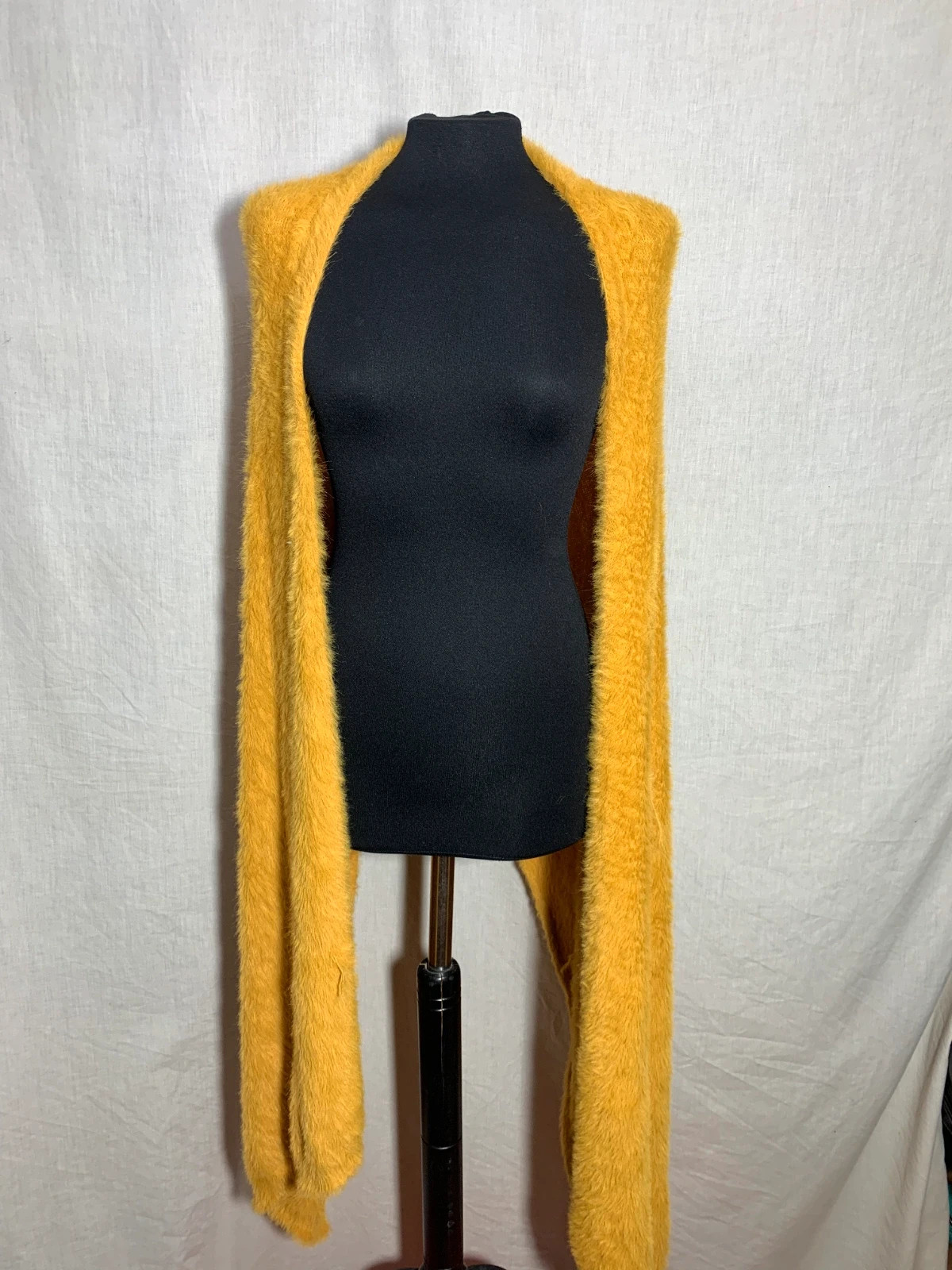 Bufanda de Pelo Sintético Suave Amarilla | Yellow Soft Faux Fur Scarf 2