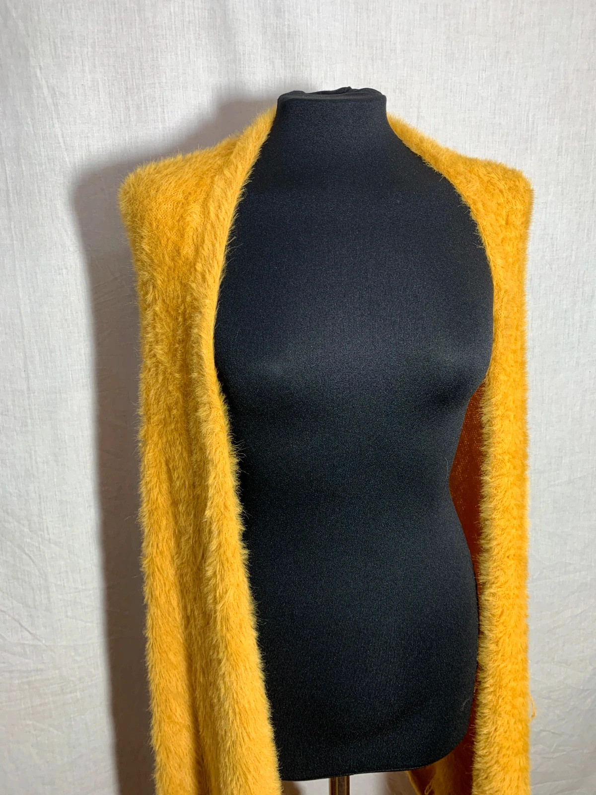 Bufanda de Pelo Sintético Suave Amarilla | Yellow Soft Faux Fur Scarf 3