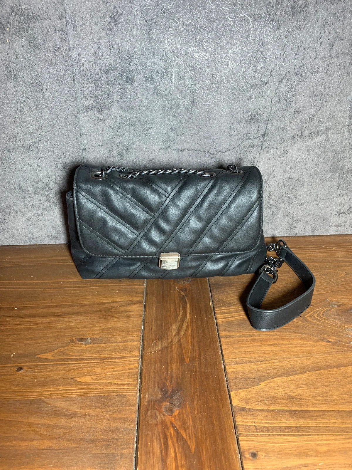 Bolso de Hombro Negro con Acolchado Chevron | Black Chevron Quilted Shoulder Bag