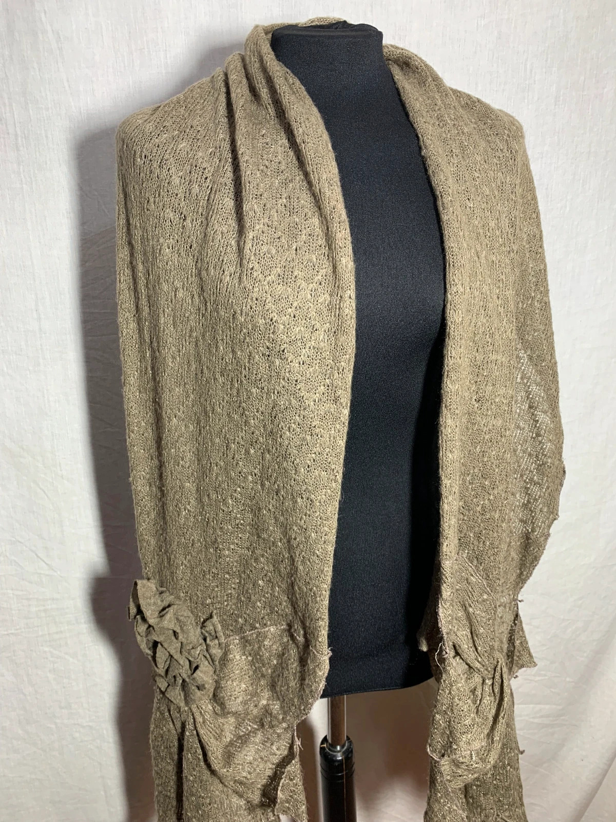 Chal o Bufanda de Punto Calado | Open Knit Shawl | Moda in Paris 4