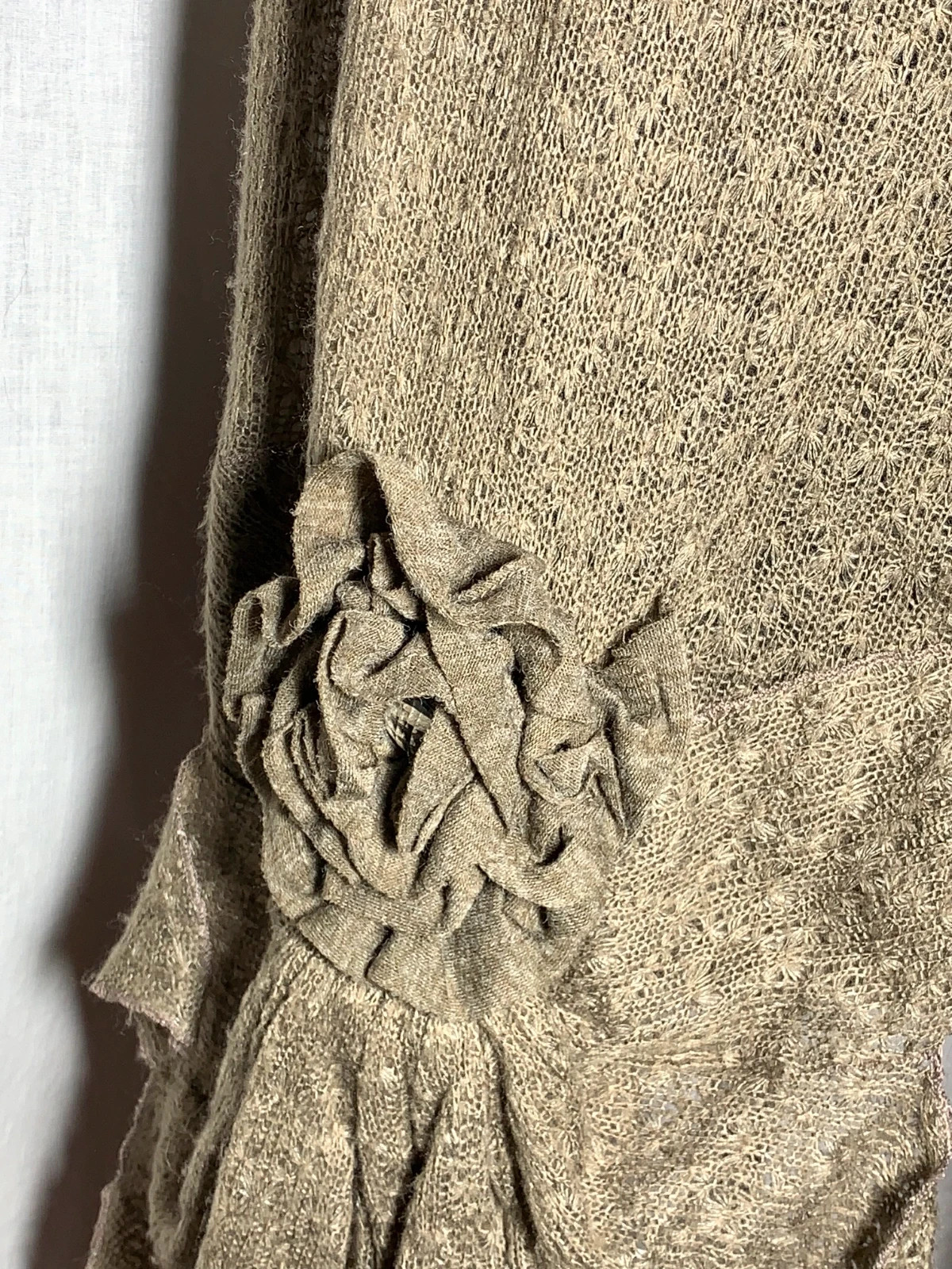 Chal o Bufanda de Punto Calado | Open Knit Shawl | Moda in Paris 5