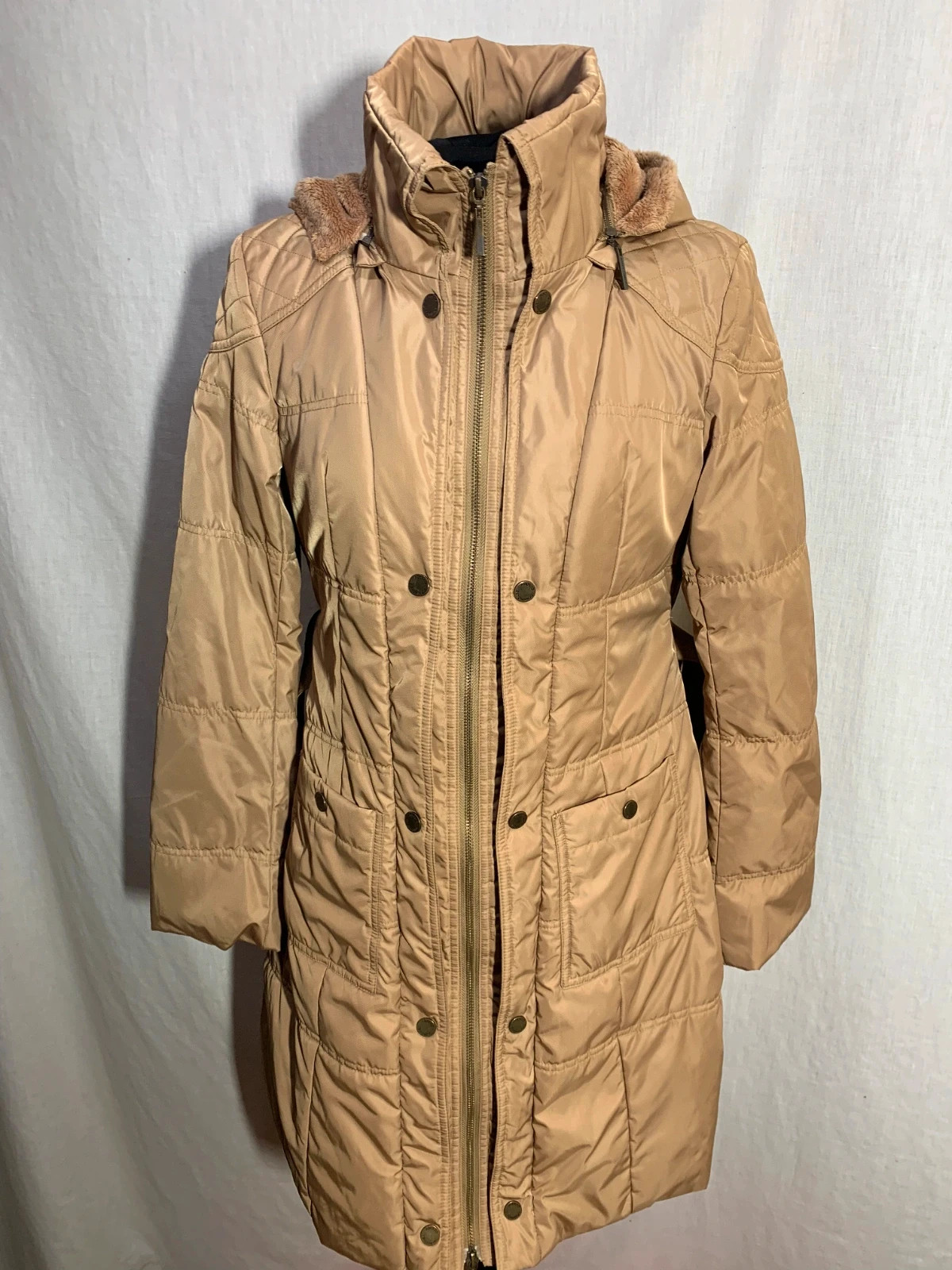 Abrigo Acolchado Camel | Camel Quilted Coat | Adolfo Domínguez