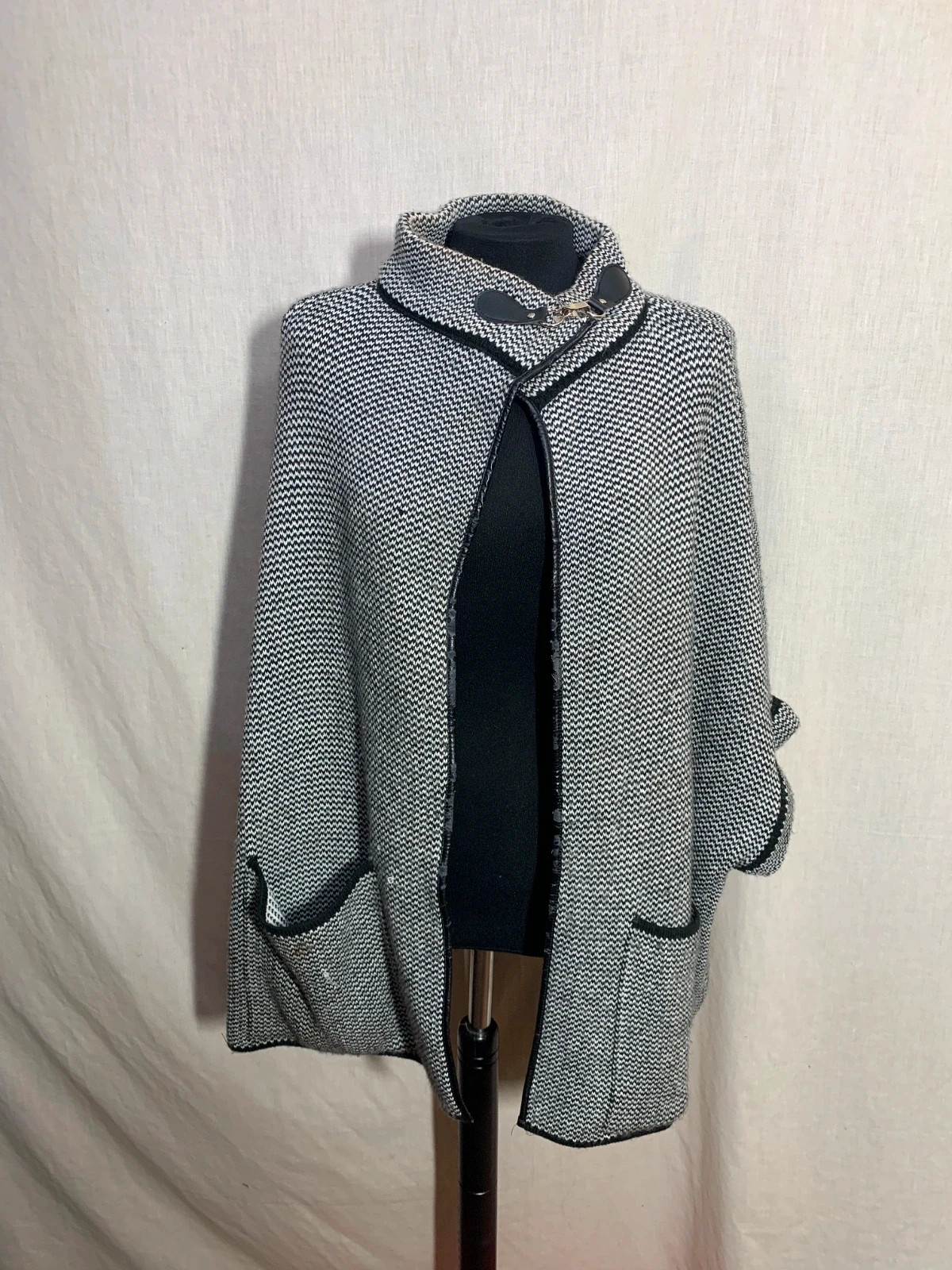 Poncho de Punto con Cierre y Bolsillos | Knit Poncho | Parfois