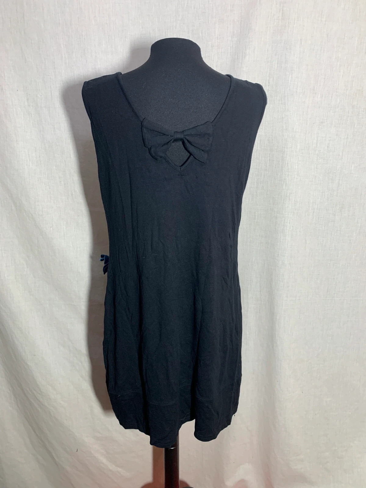 Vestido Negro con Aplicaciones Florales y Lazo | Black Dress with Floral Appliqué | Mamatayoe – Mamatayoe – taille XXL / 44 / 16 2