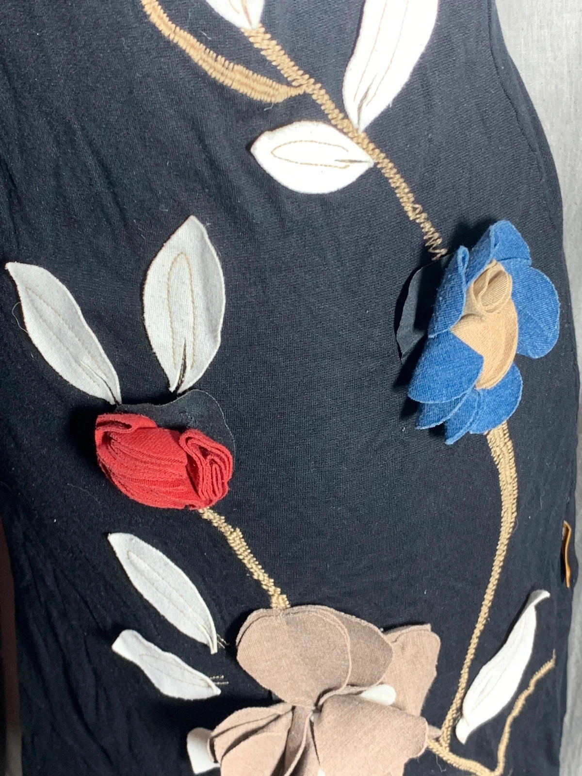 Vestido Negro con Aplicaciones Florales y Lazo | Black Dress with Floral Appliqué | Mamatayoe – Mamatayoe – taille XXL / 44 / 16 4