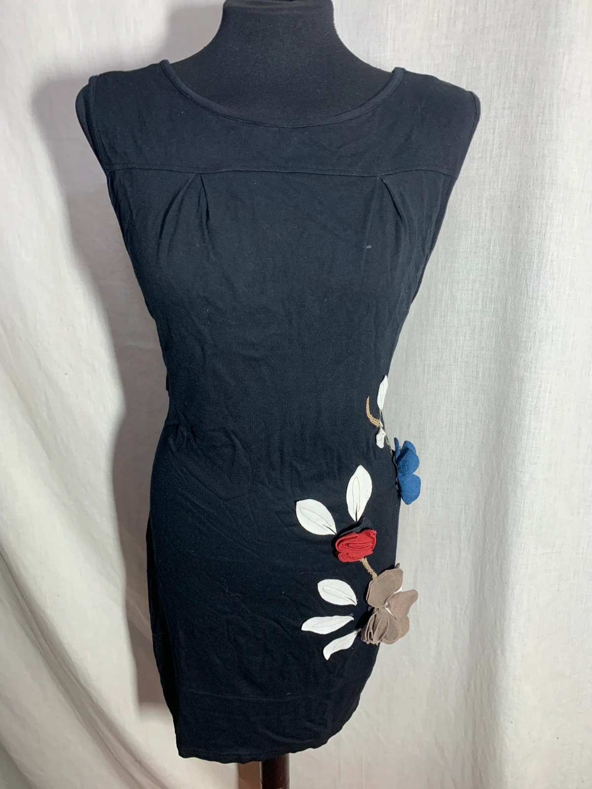 Vestido Negro con Aplicaciones Florales y Lazo | Black Dress with Floral Appliqué | Mamatayoe – Mamatayoe – taille XXL / 44 / 16 3