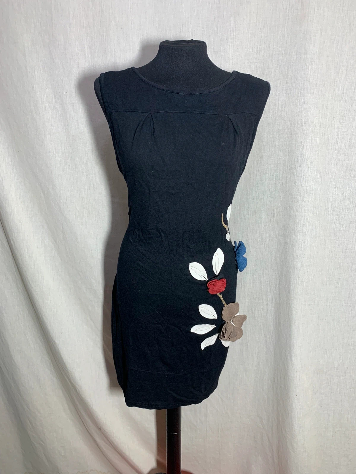 Vestido Negro con Aplicaciones Florales y Lazo | Black Dress with Floral Appliqué | Mamatayoe