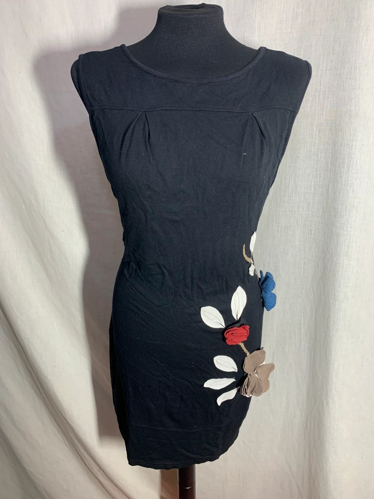 Vestido Negro con Aplicaciones Florales y Lazo | Black Dress with Floral Appliqué | Mamatayoe – Mamatayoe – taille XXL / 44 / 16 5