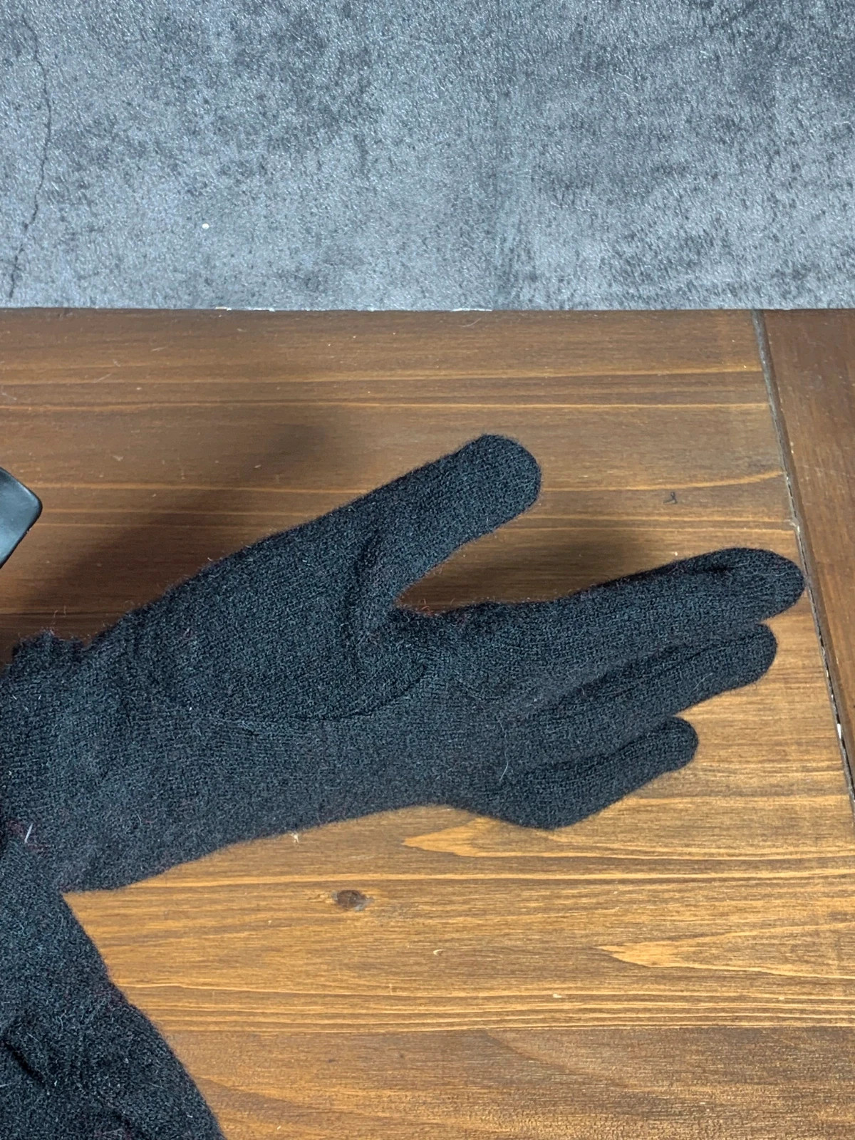 Guantes de punto negro con detalle de hebilla plateada | Black knit gloves with silver buckle detail – taille Taille unique 2